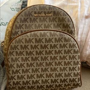 Im selling a mk bookbag used like new